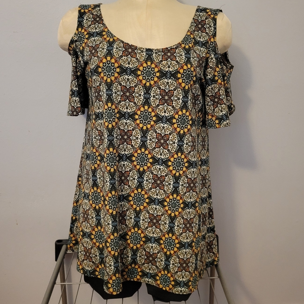 Women's Large Geometric Cold Shoulder Short Sleeve Round Neck Stretch Top